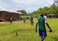 Semangat Gotong Royong, Satgas TMMD dan Warga Kampung Keakwa Bersihkan Lapangan