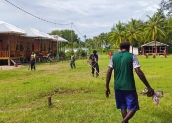 Semangat Gotong Royong, Satgas TMMD dan Warga Kampung Keakwa Bersihkan Lapangan