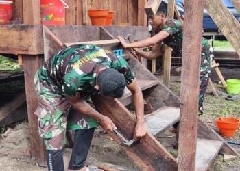 Satgas TMMD Lanjutkan Pembuatan Tangga Rumah Milik Nikodemus Awaiti
