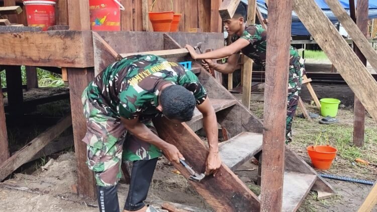 Satgas TMMD Lanjutkan Pembuatan Tangga Rumah Milik Nikodemus Awaiti