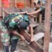 Satgas TMMD Lanjutkan Pembuatan Tangga Rumah Milik Nikodemus Awaiti