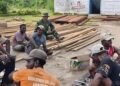 Momen Kebersamaan, Danki Satgas TMMD Berbaur dengan Warga Keakwa