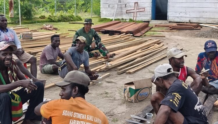 Momen Kebersamaan, Danki Satgas TMMD Berbaur dengan Warga Keakwa
