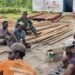 Momen Kebersamaan, Danki Satgas TMMD Berbaur dengan Warga Keakwa