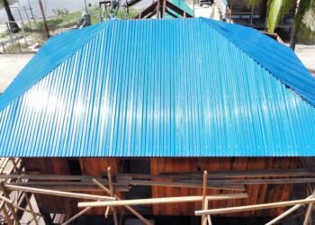 Satgas TMMD Kodim 1710/Mimika Lanjutkan Pemasangan Atap