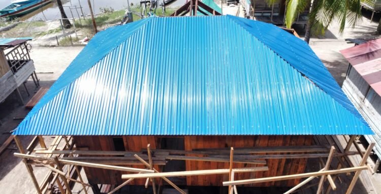 Satgas TMMD Kodim 1710/Mimika Lanjutkan Pemasangan Atap