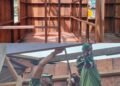 Satgas TMMD Kodim 1710/Mimika Mulai Kerjakan Rangka Plafon dan Sekat Kamar Rumah Warga