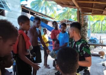 Ciptakan Keakraban, Satgas TMMD Ceritakan Kisah Perjuangan Pahlawan Nasional  Kepada Anak-Anak Kampung Keakwa