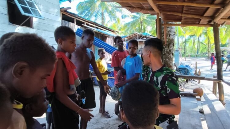 Ciptakan Keakraban, Satgas TMMD Ceritakan Kisah Perjuangan Pahlawan Nasional Kepada Anak-Anak Kampung Keakwa