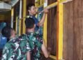 Satgas TMMD Kodim 1710/Mimika Lanjutkan Pemasangan Rangka Dinding Gereja Santo Klemens