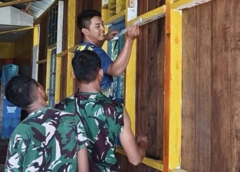Satgas TMMD Kodim 1710/Mimika Lanjutkan Pemasangan Rangka Dinding Gereja Santo Klemens