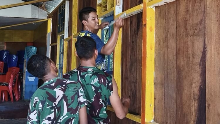 Satgas TMMD Kodim 1710/Mimika Lanjutkan Pemasangan Rangka Dinding Gereja Santo Klemens