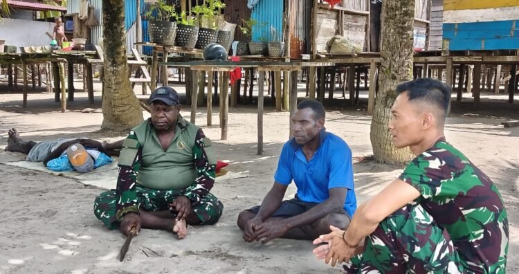 Datangi dan Layani, Satgas TMMD Pererat Komsos Dengan Warga Kampung Keakwa