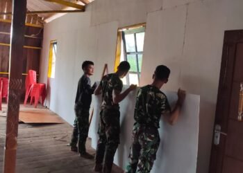 Pembangunan Gereja Santo Klemenst Berlanjut, Satgas TMMD Kerjakan Dinding Bagian Dalam