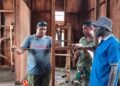 Tahap Demi Tahap, Satgas TMMD Rampungkan Rangka Kamar Rumah Warga
