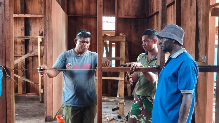 Tahap Demi Tahap, Satgas TMMD Rampungkan Rangka Kamar Rumah Warga