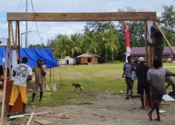Gotong Royong Bangun Gapura Kampung, Satgas TMMD dan Warga Pererat Kebersamaan