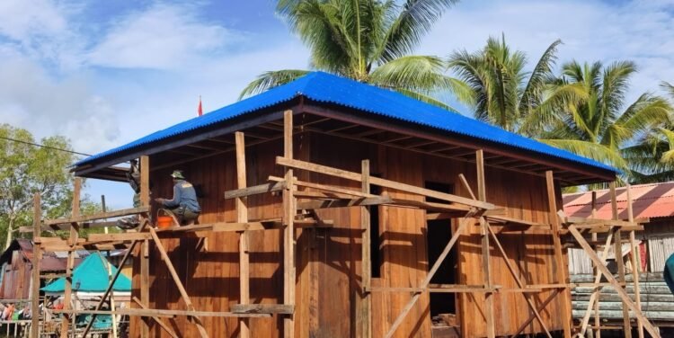 Pemasangan Atap Rampung, Progres Pembangunan 5 Rumah Capai 90 Persen