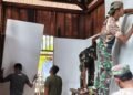 Satgas TMMD Kodim 1710/Mimika Lanjutkan Pemasangan Dinding Kamar Rumah Ibu Natalia Natipiya