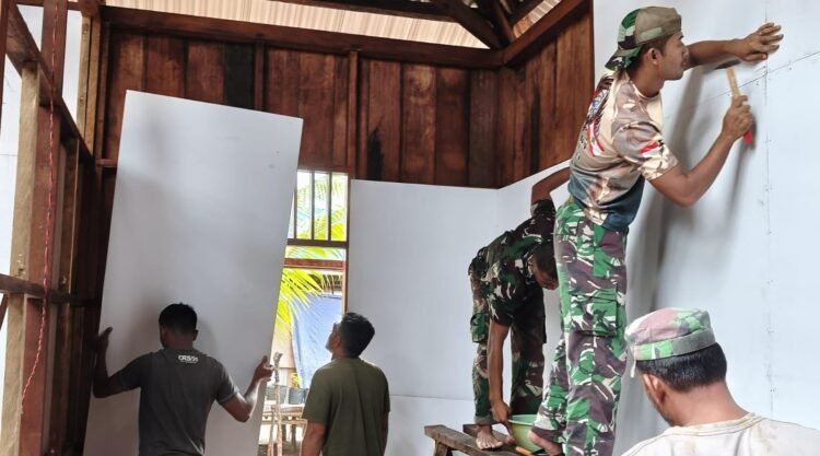 Satgas TMMD Kodim 1710/Mimika Lanjutkan Pemasangan Dinding Kamar Rumah Ibu Natalia Natipiya