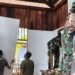Satgas TMMD Kodim 1710/Mimika Lanjutkan Pemasangan Dinding Kamar Rumah Ibu Natalia Natipiya