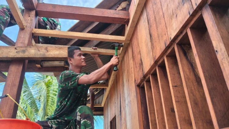 Pembangunan Rumah TMMD Masuki Tahap Pemasangan Rangka Plafon dan Rangka Kamar