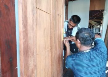 Pembangunan Rumah Mama Natalia Natipia Dikebut, Satgas TMMD Pasang Pintu Rumah