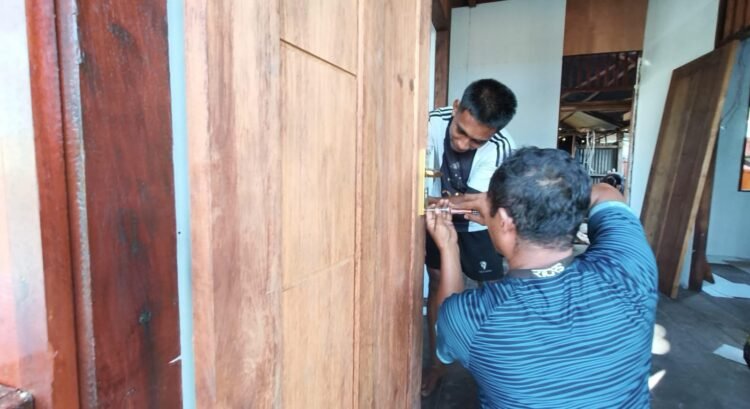 Pembangunan Rumah Mama Natalia Natipia Dikebut, Satgas TMMD Pasang Pintu Rumah