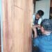 Pembangunan Rumah Mama Natalia Natipia Dikebut, Satgas TMMD Pasang Pintu Rumah