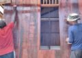 Progres Pembangunan Rumah TMMD Masuki Tahap Pengecatan Dinding di Kampung Keakwa
