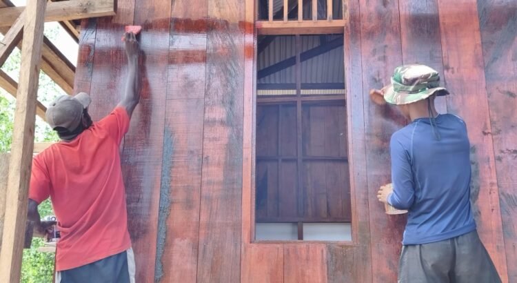 Progres Pembangunan Rumah TMMD Masuki Tahap Pengecatan Dinding di Kampung Keakwa