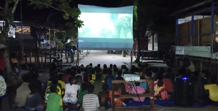 Malam Minggu yang Hangat, Warga Keakwa Antusias Nobar Film Bersama Satgas TMMD