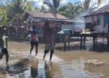 Semangat Satgas TMMD Tak Surut Meski Air Pasang Menggenangi Lokasi