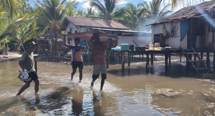 Semangat Satgas TMMD Tak Surut Meski Air Pasang Menggenangi Lokasi