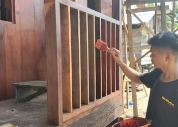 Pembuatan dan Pengecatan Pagar Teras Rumah TMMD Mulai Dikerjakan