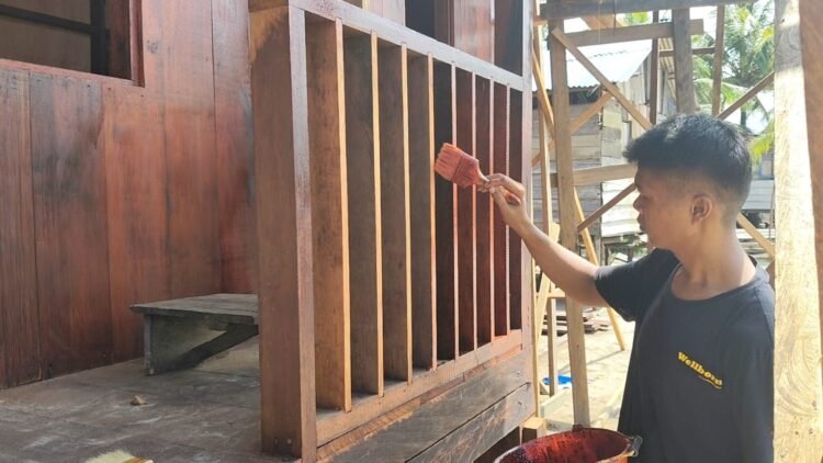 Pembuatan dan Pengecatan Pagar Teras Rumah TMMD Mulai Dikerjakan