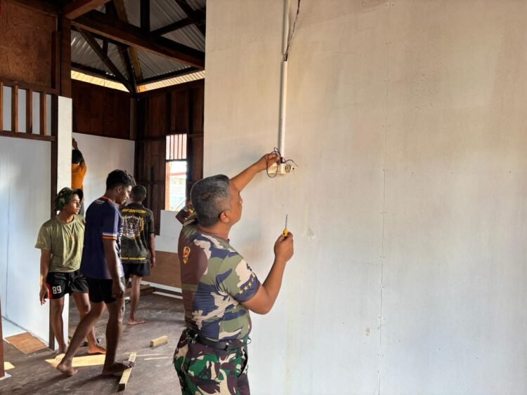 Tahap Instalasi Listrik Rumah TMMD Mulai Dikerjakan di Kampung Keakwa