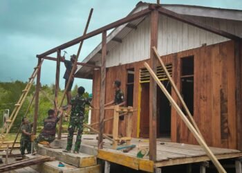 Tahap Renovasi Gereja Berlanjut, Satgas TMMD Kerjakan Pembuatan Teras