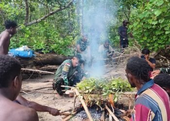 Pupuk Kebersamaan, Satgas TMMD Makan Bersama Warga Kampung Keakwa