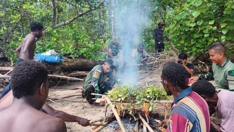 Pupuk Kebersamaan, Satgas TMMD Makan Bersama Warga Kampung Keakwa