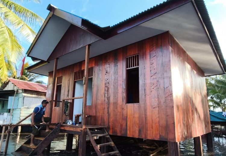 Progres Rumah Milik Niko Makare Capai 95 Persen, Satgas TMMD Kerjakan Pemasangan Pintu dan Jendela