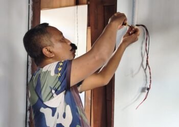Dikebut, Pemasangan Instalasi Listrik Rumah Warga Program TMMD di Kampung Keakwa Rampung