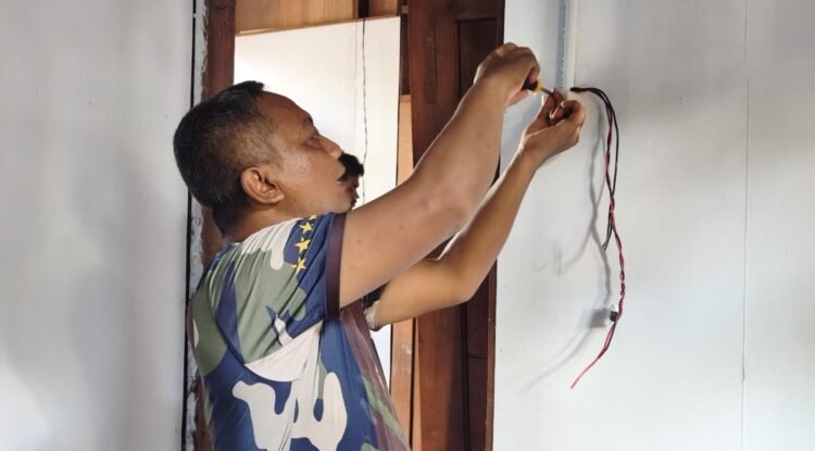 Dikebut, Pemasangan Instalasi Listrik Rumah Warga Program TMMD di Kampung Keakwa Rampung