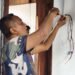 Dikebut, Pemasangan Instalasi Listrik Rumah Warga Program TMMD di Kampung Keakwa Rampung
