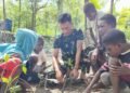 Satgas TMMD Kodim 1710/Mimika Tanamkan Kepedulian Lingkungan Lewat Penanaman Mangrove Bersama Anak-Anak
