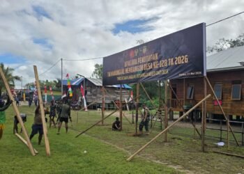 Prajurit TNI Bersama Warga Keakwa Gotong Royong Sambut Kedatangan Pangdam XVII Cenderawasih