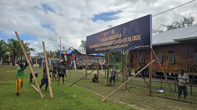 Prajurit TNI Bersama Warga Keakwa Gotong Royong Sambut Kedatangan Pangdam XVII Cenderawasih