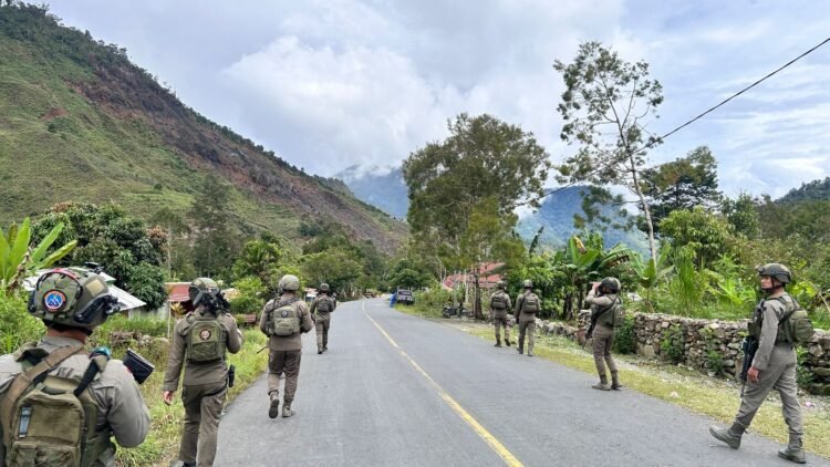 Patroli Jalan Kaki, Satgas ODC Perkuat Keamanan dan Jalin Kedekatan dengan Warga Puncak Jaya