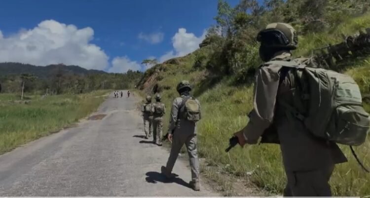 Satgas Damai Cartenz Gelar Patroli Jalan Kaki di Sinak untuk Antisipasi Gangguan Keamanan
