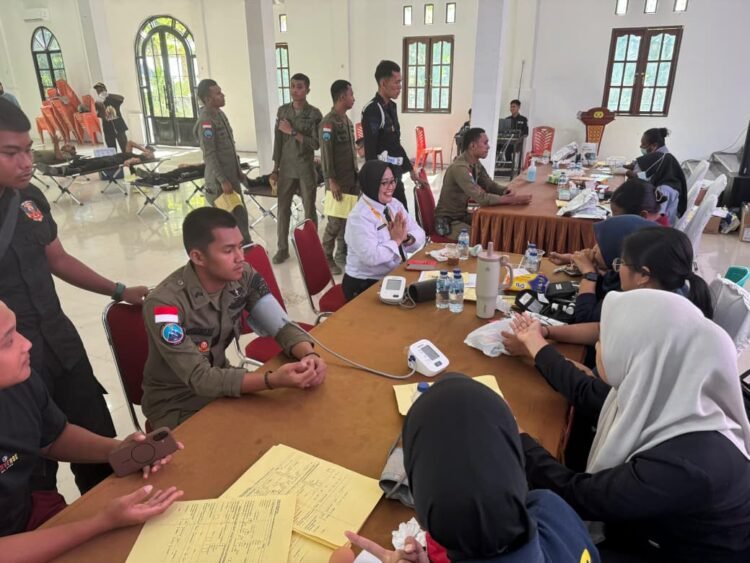 Personel Operasi Damai Cartenz Donor Darah di Polres Nabire Sambut HUT Bhayangkara ke-80